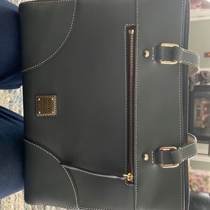 Dooney & Bourke olive green bag. Item has been gently used. Great shoulder bag